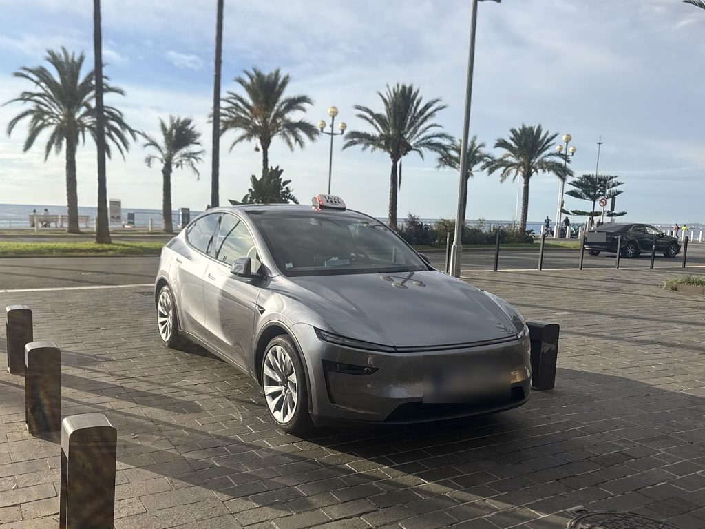 Taxi Côte d'Azur, Tesla Model Y gris sur la Promenade des Anglais à Nice